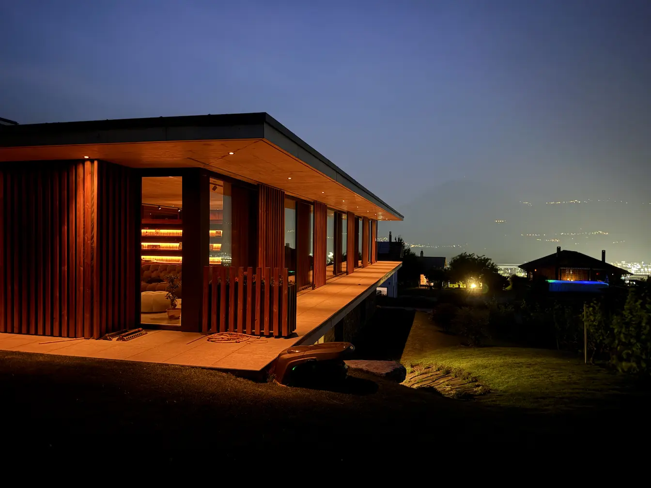 Villa Vigne : la lumière artificielle scénarisée accompagne chaque moment de la vie.