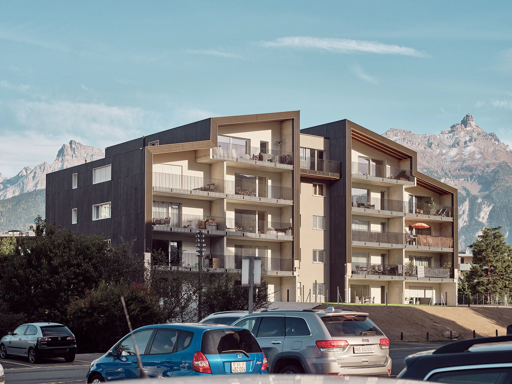 Photo Immeuble Dailles 1, Un immeuble résidentiel contemporain au cœur de Monthey, à l’architecture affirmée et aux larges balcons ouverts sur les montagnes.